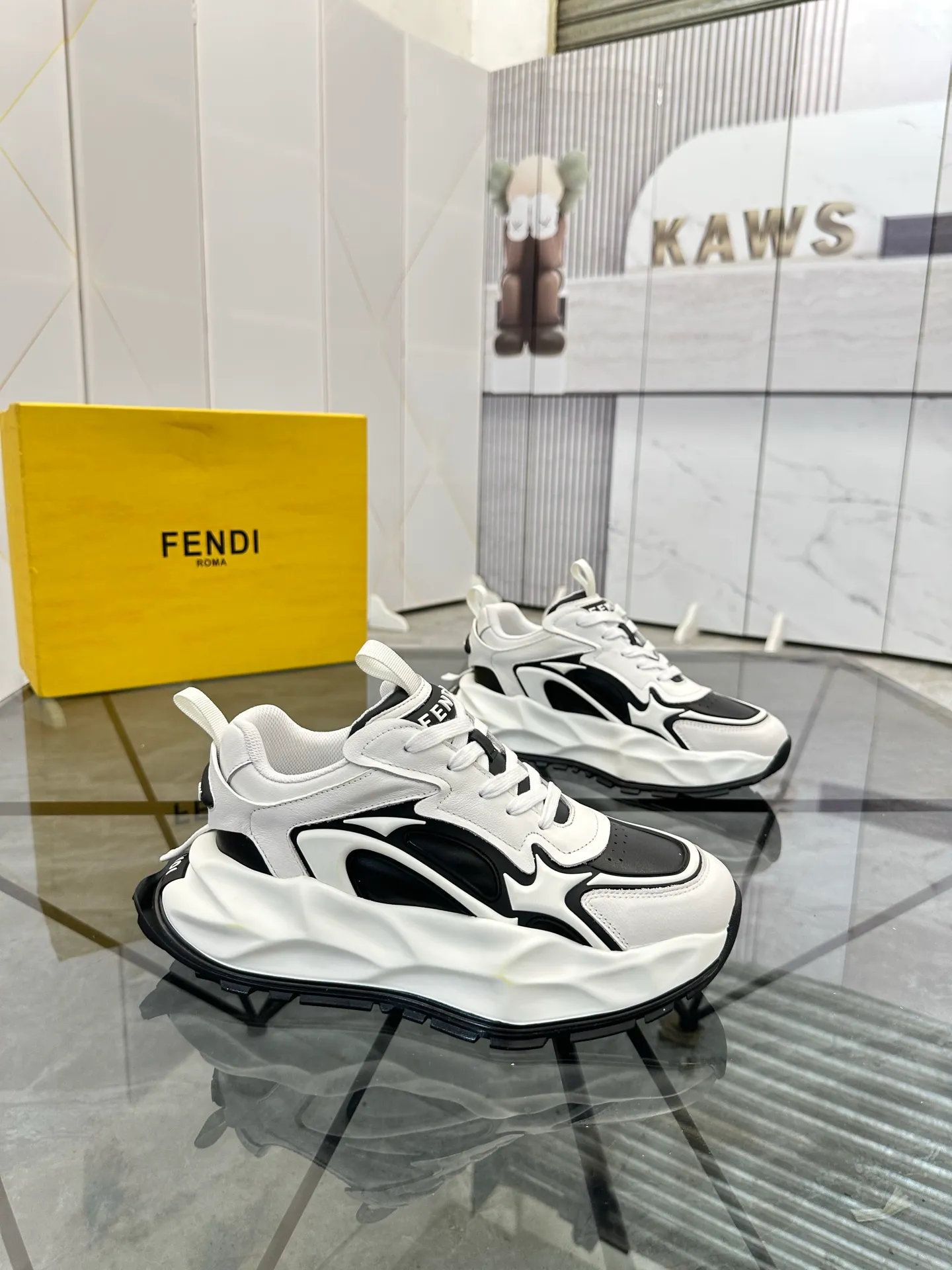 Men's shoes: 💰P580¥ Product trademark: Fendi* "Fendi*" low-top sports shoes Regular size: 39-44 (can be customized to 38.45.46) Product material: imported cowhide upper, breathable lining, original outsole. No.: 0008